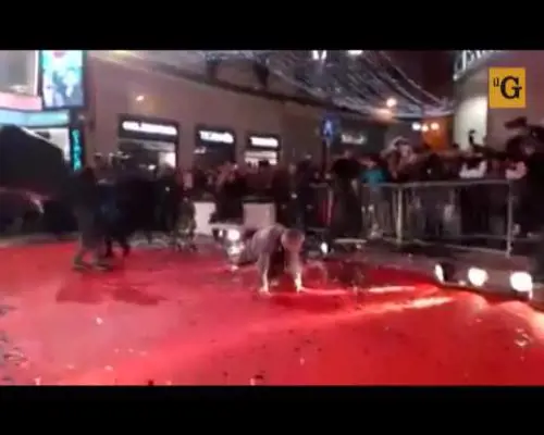 Sanremo. Morgan arriva in skate ma finisce col sedere per terra