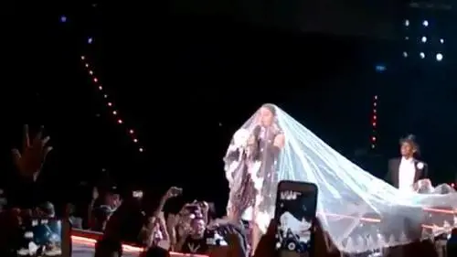Madonna inciampa nel velo