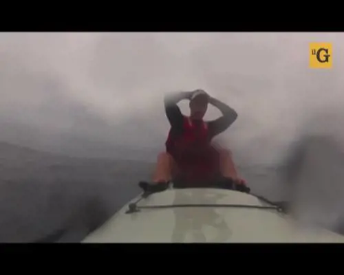 Sud Africa. Squalo ribalta il canoista