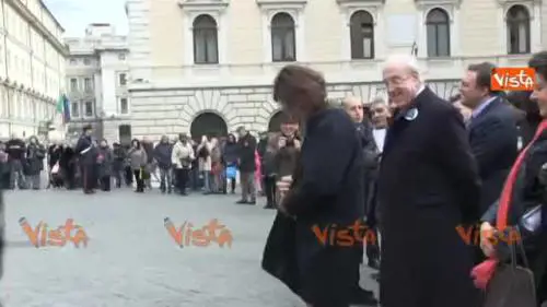 Portano un cappotto alla Boldrini: nemmeno un "grazie"