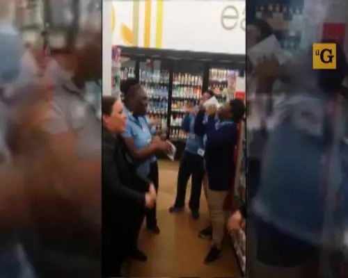 La rapper improvvisa un freestyle al supermercato