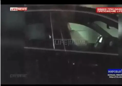 Fanno sesso mentre lui guida l'auto