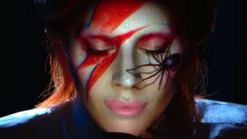 Grammy 2016: il tributo di Lady Gaga a David Bowie