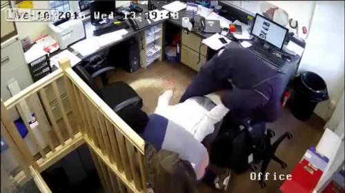 Strangolato dai ladri: gli rubano il Rolex