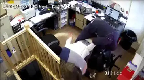 Strangolato dai ladri: gli rubano il Rolex