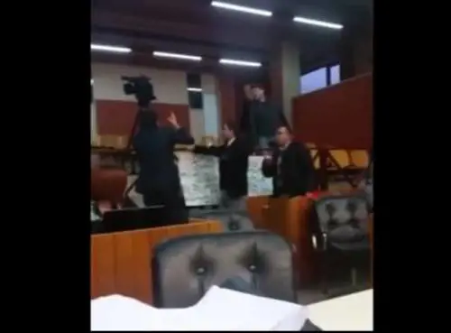 Il sindaco M5S: "Ti strappo il cuore"