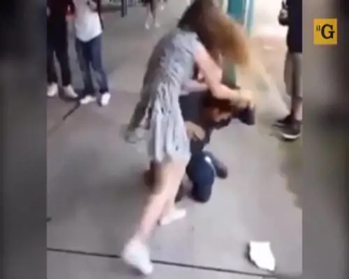 La ragazzina picchia il bullo