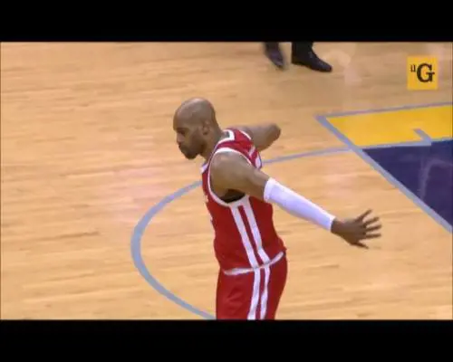 NBA, Vince Carter segna un canestro impossibile da 25 metri