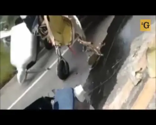 Brasile, atterraggio d'emergenza su una strada statale