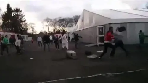 Pugni calci e sedie in testa dentro al campo profughi