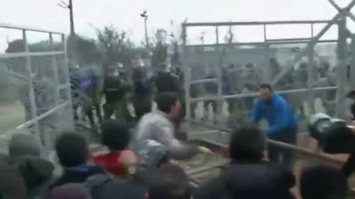 I migranti all'assalto del muro macedone