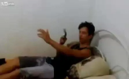 Si fa un "selfie" con la pistola