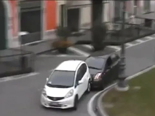 Brescia, insegue e tampona un'auto con due bimbi a bordo