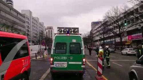 Berlino, la polizia controlla l'auto esplosa