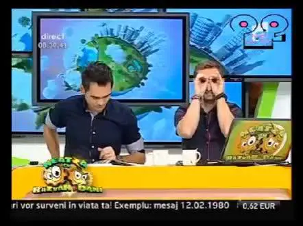 Il reggiseno non tiene, la meteorina va fuori di seno in diretta tv