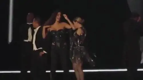 Madonna strappa corpetto a una fan minorenne