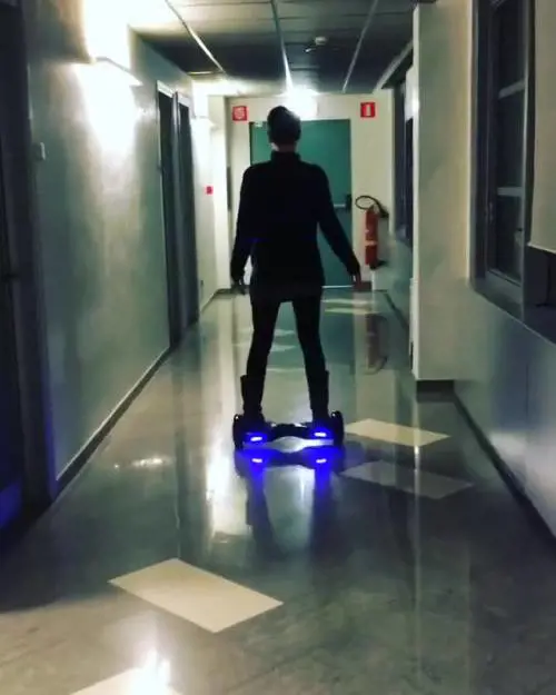 Alessandra Amoroso sull'hoverboard