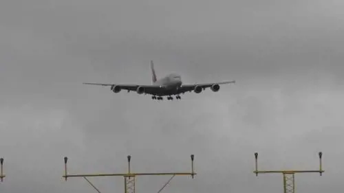 Venti a 115 km/h: l'Airbus atterra a fatica