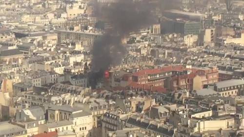 Parigi, esplosione in centro