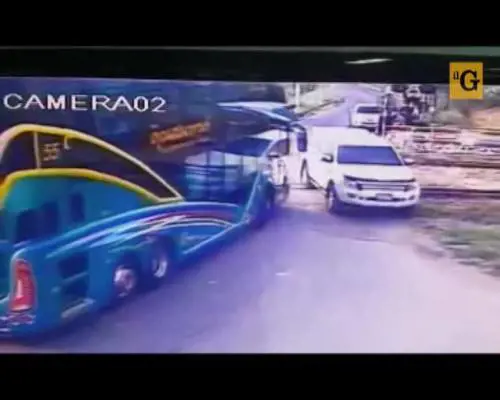Thailandia. Collisione tra bus e treno