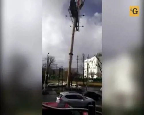 Cartellone pubblicitario si schianta sull'autostrada