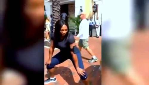 Serena Williams dà lezioni di twerking