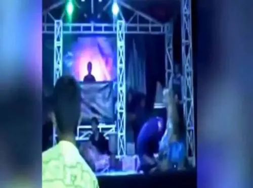 La star sul palco ​viene morsa dal cobra