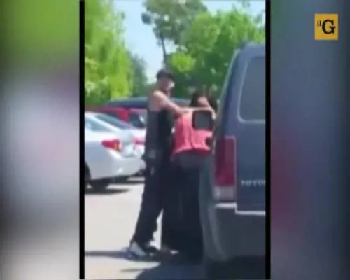 Rissa fra mamme per un parcheggio allo zoo