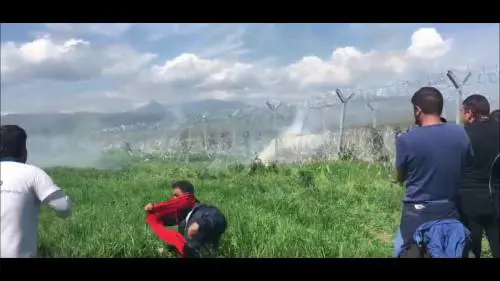 La polizia carica i migranti