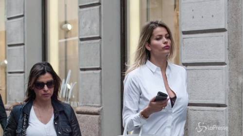 Natalia Bush e Susanna Petrone amiche sexy in centro a Milano 