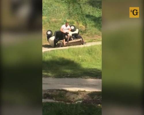 Ecco come si cappotta un golf-buggy