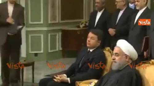 Renzi scherza con Rouhani durante la firma degli accordi bilaterali