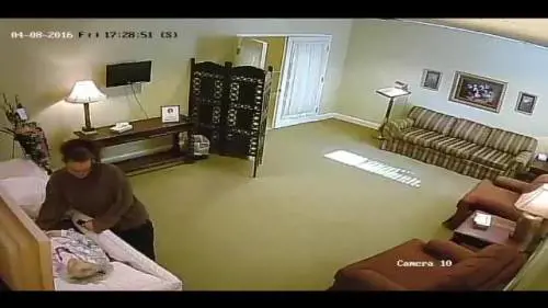 Furto nella camera ardente: ruba l'anello nuziale alla defunta