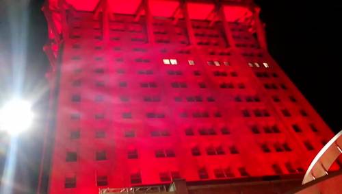 La Torre Velasca è rossa nella notte di Milano