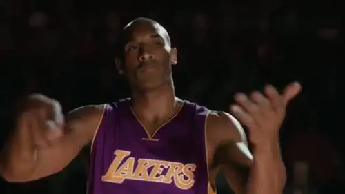 Kobe dirige i cori dei tifosi avversari