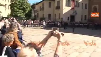 Casaleggio, la folla applaude l'arrivo del feretro