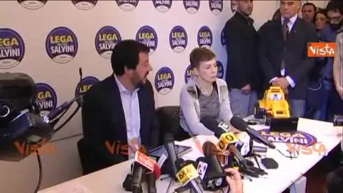 Ruspa in miniatura per Salvini all'inaugurazione della sede Lega a Roma