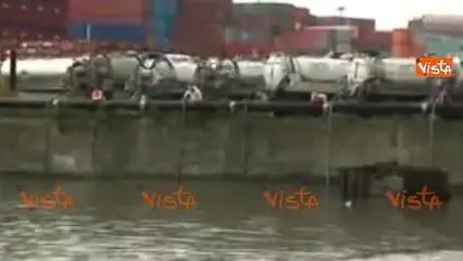 Le operazioni per frenare l'avanzata del petrolio