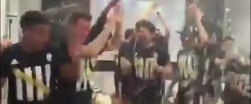 Champagne, grida e gioia. I festeggiamenti della Juve
