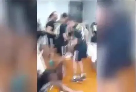 Lo scivolone di Pogba durante la festa della Juventus