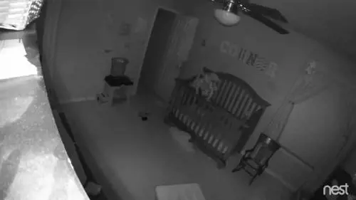 Bambino "posseduto" nella culla