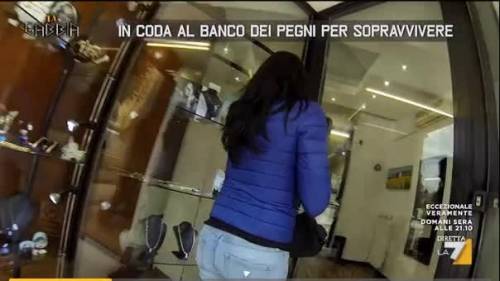 Così le banche strozzano gli italiani al banco dei pegni