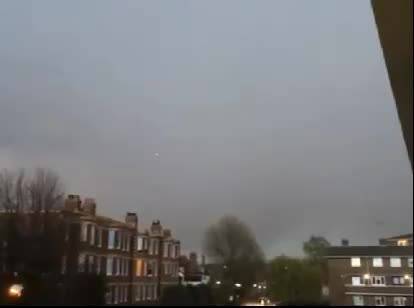 Fulmine colpisce aereo a Londra