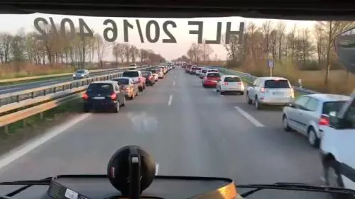 Una lezione di civiltà dalla Germania: ecco l'ambulanza nel traffico