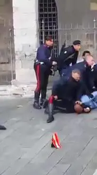 Immigrato morde carabiniere, il militare reagisce