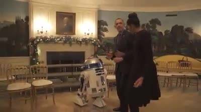 Gli Obama si scatenano con il robot di Star Wars
