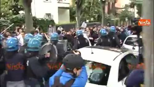 Bologna, scontri polizia-no global alla manifestazione contro Salvini