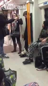 L'islamica attacca: "Sei una putt... bianca"