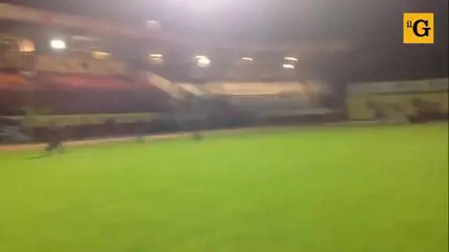 La squadra finisce in "B". Tifosi bruciano lo stadio