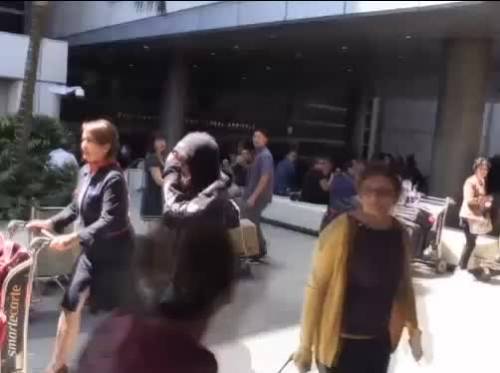 Molestata all'aeroporto dai paparazzi, la figlia di Johnny Depp scoppia a piangere